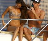 Jenson Button et la très belle Jessica Michibata, en vacances farniente à Dubai, le 29 octobre 2009 !