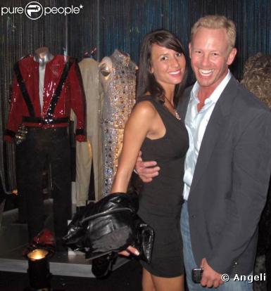 Ian Ziering a retrouvé l'amour dans les bras de cette jolie demoiselle...