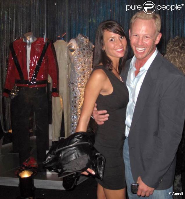 Ian Ziering a retrouvé l'amour dans les bras de cette jolie demoiselle...