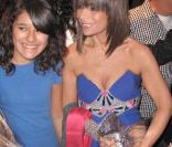 Paula Abdul, vêtue d'une robe fermée par un somptueux noeud argenté : un joli paquet cadeau !