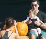 Jessica Alba, Cash Warren et leur adorable fille Honor sont allés une nouvelle fois à la chasse à la citrouille ! Le 31/10/09 à Los Angeles