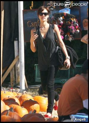 Jessica Alba, Cash Warren et leur adorable fille Honor sont allés une nouvelle fois à la chasse à la citrouille ! Le 31/10/09 à Los Angeles