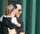Jessica Alba, Cash Warren et leur adorable fille Honor sont allés une nouvelle fois à la chasse à la citrouille ! Le 31/10/09 à Los Angeles