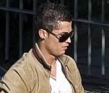Cristiano Ronaldo et une inconnue se donnent un rendez-vous secret devant la villa du footballeur. Octobre 2009