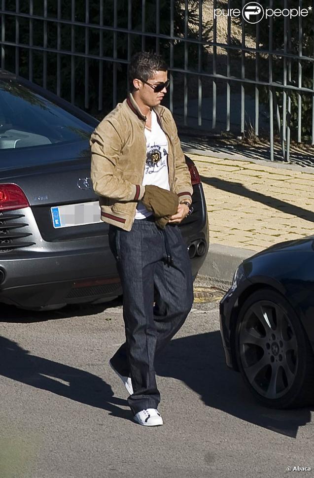 Cristiano Ronaldo et une inconnue se donnent un rendez-vous secret devant la villa du footballeur. Octobre 2009