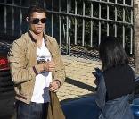 Cristiano Ronaldo et une inconnue se donnent un rendez-vous secret devant la villa du footballeur. Octobre 2009