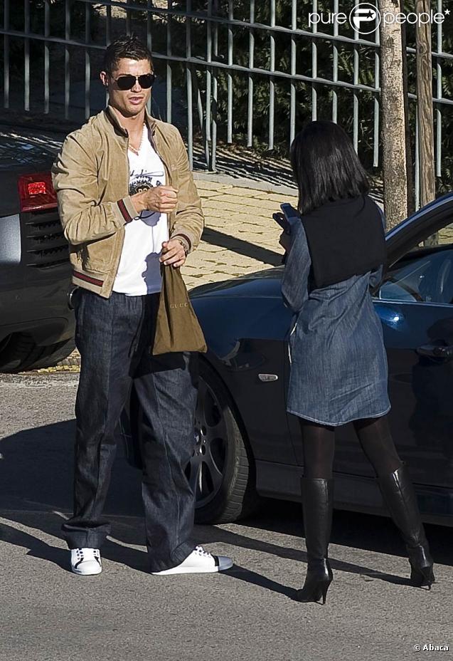 Cristiano Ronaldo et une inconnue se donnent un rendez-vous secret devant la villa du footballeur. Octobre 2009
