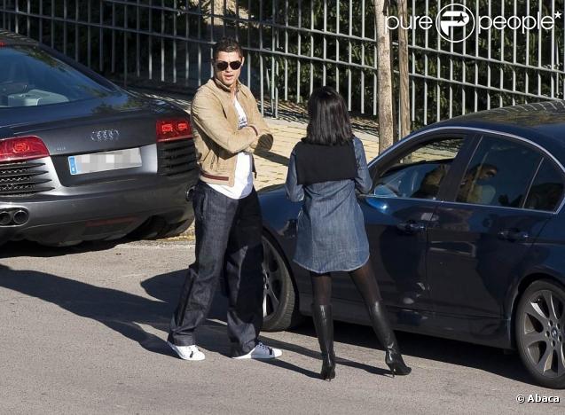 Cristiano Ronaldo et une inconnue se donnent un rendez-vous secret devant la villa du footballeur. Octobre 2009