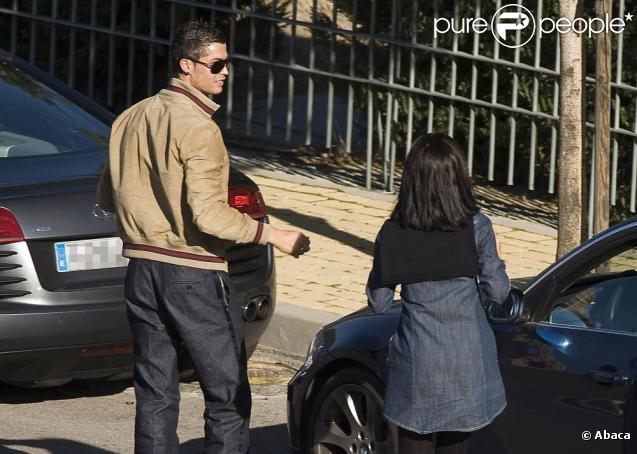 Cristiano Ronaldo et une inconnue se donnent un rendez-vous secret devant la villa du footballeur. Octobre 2009