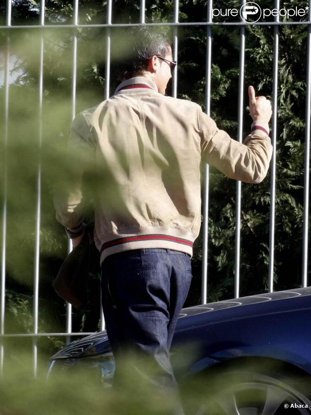 Cristiano Ronaldo et une inconnue se donnent un rendez-vous secret devant la villa du footballeur. Octobre 2009