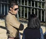 Cristiano Ronaldo et une inconnue se donnent un rendez-vous secret devant la villa du footballeur. Octobre 2009