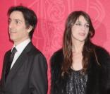Yvan Attal, très mince, et Charlotte Gainsbourg, en février 2009<br />