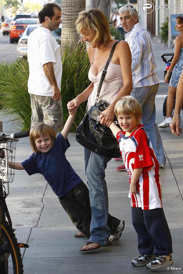 Sharon Stone et ses enfants Laird et Quinn font du shopping le 18 octobre à Los Angeles