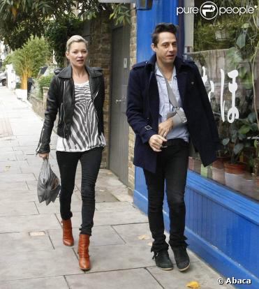Kate Moss et son chéri Jamie Hince vont déjeuner à Notting Hill le 5 novembre 2009. Jamie a le bras dans une attelle.  