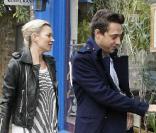 Kate Moss et son chéri Jamie Hince vont déjeuner à Notting Hill le 5 novembre 2009. Jamie a le bras dans une attelle.  