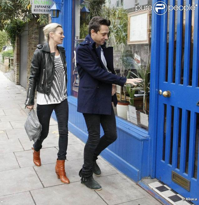 Kate Moss et son chéri Jamie Hince vont déjeuner à Notting Hill le 5 novembre 2009. Jamie a le bras dans une attelle.  