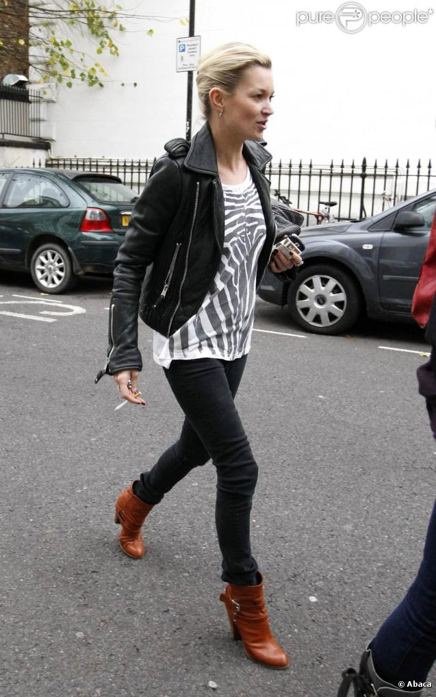 Kate Moss et son chéri Jamie Hince vont déjeuner à Notting Hill le 5 novembre 2009. Jamie a le bras dans une attelle.  