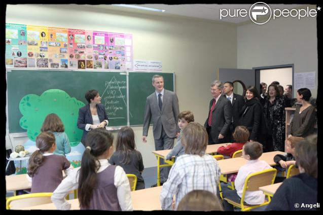 Estelle Denis, ambassadrice de l'opération Un fruit pour la récré, intervient dans une école de Saint-Mandé au côté du ministre de l'alimentation, de l'agriculture et de la pêche Bruno Le Maire, le 6 novembre 2009
