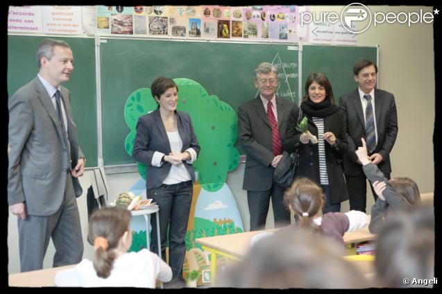 Estelle Denis, ambassadrice de l'opération Un fruit pour la récré, intervient dans une école de Saint-Mandé au côté du ministre de l'alimentation, de l'agriculture et de la pêche Bruno Le Maire, le 6 novembre 2009