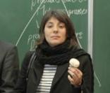 Estelle Denis, ambassadrice de l'opération Un fruit pour la récré, intervient dans une école de Saint-Mandé au côté du ministre de l'alimentation, de l'agriculture et de la pêche Bruno Le Maire, le 6 novembre 2009