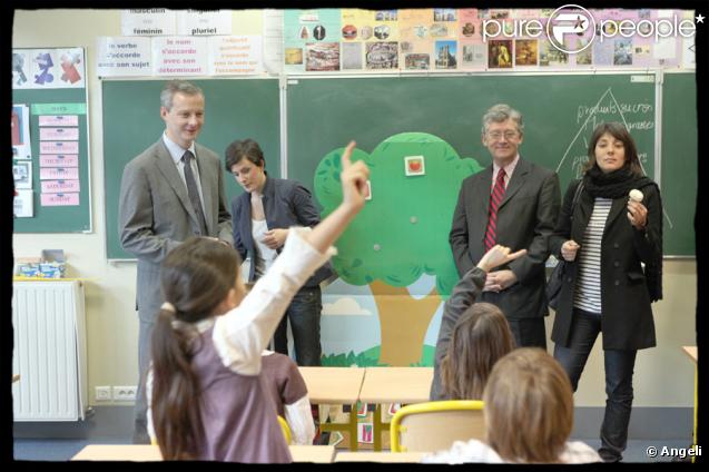 Estelle Denis, ambassadrice de l'opération Un fruit pour la récré, intervient dans une école de Saint-Mandé au côté du ministre de l'alimentation, de l'agriculture et de la pêche Bruno Le Maire, le 6 novembre 2009