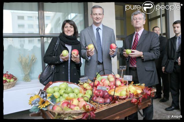 Estelle Denis, ambassadrice de l'opération Un fruit pour la récré, intervient dans une école de Saint-Mandé au côté du ministre de l'alimentation, de l'agriculture et de la pêche Bruno Le Maire, le 6 novembre 2009