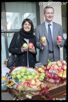 Estelle Denis, ambassadrice de l'opération Un fruit pour la récré, intervient dans une école de Saint-Mandé au côté du ministre de l'alimentation, de l'agriculture et de la pêche Bruno Le Maire, le 6 novembre 2009