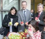 Estelle Denis, ambassadrice de l'opération Un fruit pour la récré, intervient dans une école de Saint-Mandé au côté du ministre de l'alimentation, de l'agriculture et de la pêche Bruno Le Maire, le 6 novembre 2009