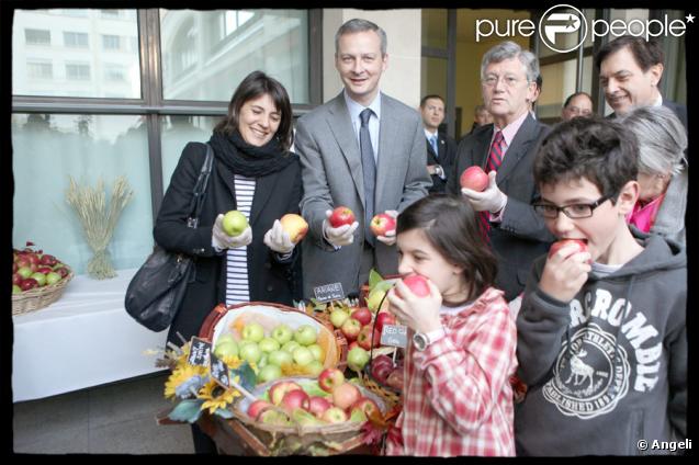 Estelle Denis, ambassadrice de l'opération Un fruit pour la récré, intervient dans une école de Saint-Mandé au côté du ministre de l'alimentation, de l'agriculture et de la pêche Bruno Le Maire, le 6 novembre 2009