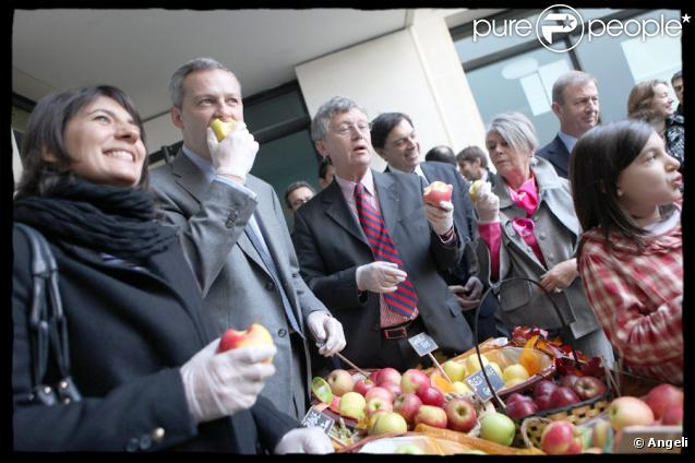 Estelle Denis, ambassadrice de l'opération Un fruit pour la récré, intervient dans une école de Saint-Mandé au côté du ministre de l'alimentation, de l'agriculture et de la pêche Bruno Le Maire, le 6 novembre 2009