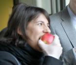 Estelle Denis, ambassadrice de l'opération Un fruit pour la récré, intervient dans une école de Saint-Mandé au côté du ministre de l'alimentation, de l'agriculture et de la pêche Bruno Le Maire, le 6 novembre 2009
