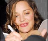 Marion Cotillard, le 7 novembre à Los Angeles, signe quelques autographes à des fans.