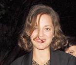 Marion Cotillard : Assaillie par les fans à Los Angeles... elle ne paraît pas très ronde ?!