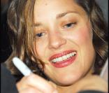 Marion Cotillard, le 7 novembre à Los Angeles, signe quelques autographes à des fans.
