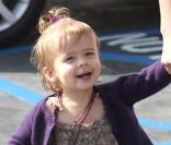 Jessica Alba, son mari Cash Warren et leur fille Honor se promènent dans West Hollywood le 8 novembre 2009