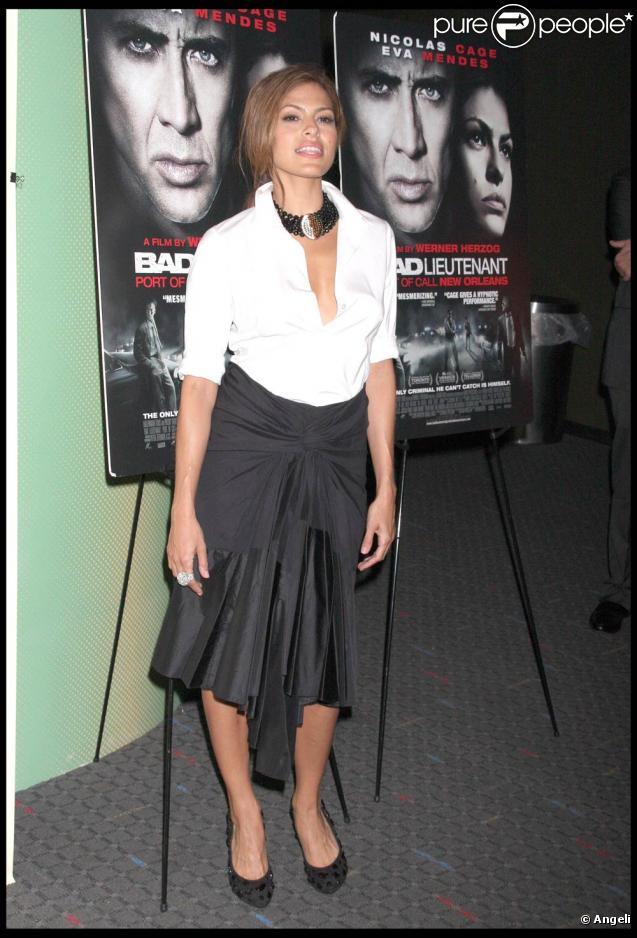 La sexy Eva Mendes, à l'occasion de l'avant-première de Bad Lieutenant, qui s'est tenue au SVA Theatre de New York, le 8 novembre 2009.