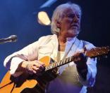 Hugues Aufray en concert au grand Rex, où il a reçu un disque d'or pour  New Yorker . Le 7 novembre 2009 à Paris.