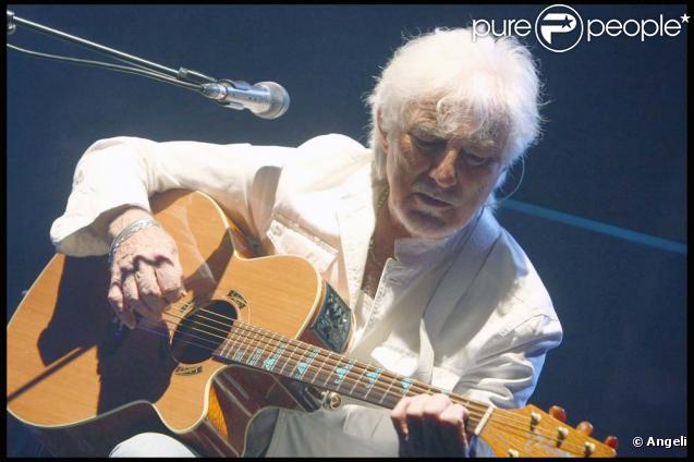Hugues Aurfray en concert au Grand Rex à Paris. Il a ensuite reçu un disque d'or pour  New Yorker , le 7 novembre 2009.