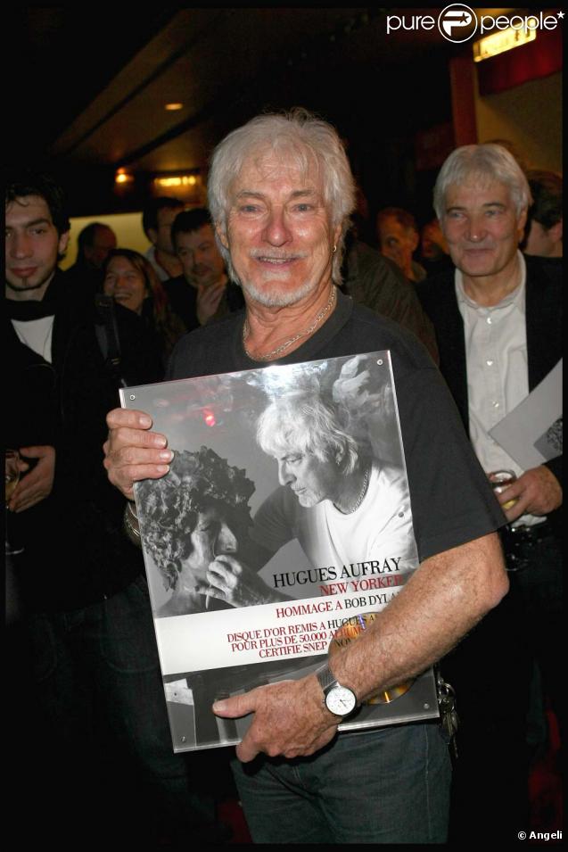 Hugues Aurfray en concert au Grand Rex à Paris. Il a ensuite reçu un disque d'or pour  New Yorker , le 7 novembre 2009.