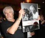 Hugues Aurfray en concert au Grand Rex à Paris. Il a ensuite reçu un disque d\'or pour <i>New Yorker</i>, le 7 novembre 2009.