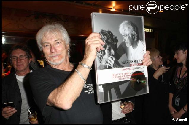 Hugues Aurfray en concert au Grand Rex à Paris. Il a ensuite reçu un disque d'or pour  New Yorker , le 7 novembre 2009.
