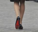 Carla, belle ambassadrice de la marque Louboutin 