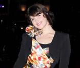 Les ravissantes Gemma Arterton et Tamara Ecclestone... exhibent leurs superbes gambettes !
