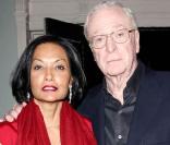 Michael Caine et sa femme Shakira, à l'occasion de l'avant-première britannique de  Harry Brown , qui s'est tenue à l'Odeon de Leicester Square de Londres, le 10 novembre 2009.