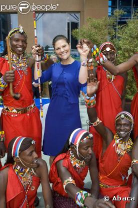 La princesse Victoria de Suède, en visite au Kenya, a procédé le mercredi 11 novembre 2009 à l'inauguration des nouveaux locaux de l'Export Council, à Nairobi, vêtue d'un élégant ensemble bleu saphir
