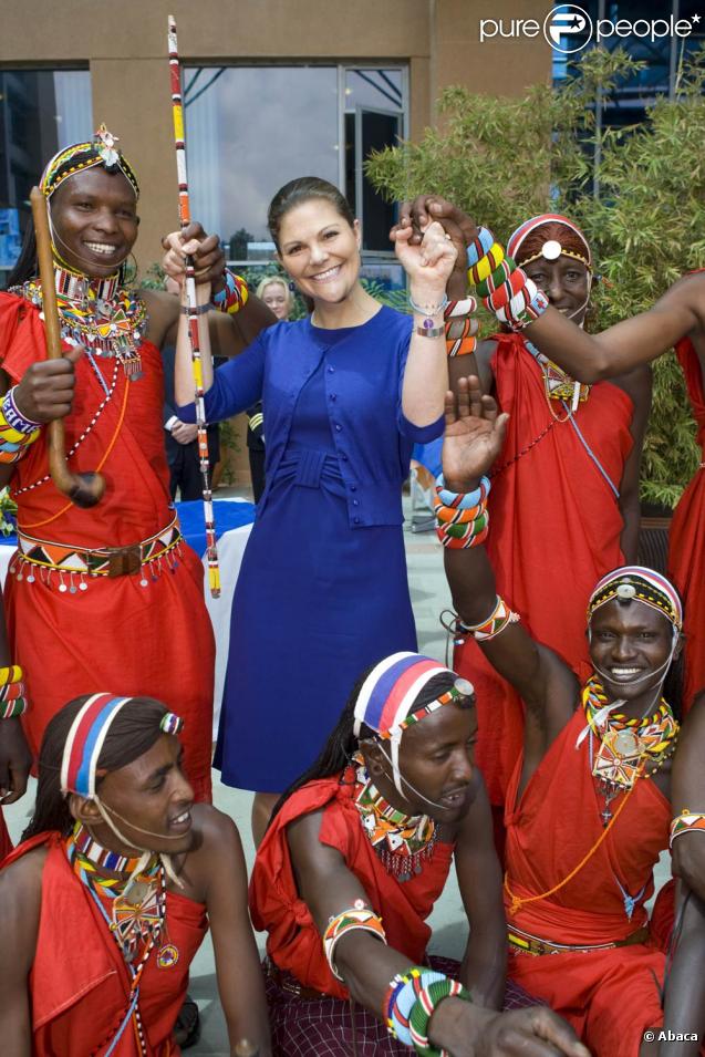 La princesse Victoria de Suède, en visite au Kenya, a procédé le mercredi 11 novembre 2009 à l'inauguration des nouveaux locaux de l'Export Council, à Nairobi, vêtue d'un élégant ensemble bleu saphir