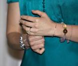 Dans la soirée du meercredi 11 novembre, la princesse Victoria a été reçue à dîner par l'ambassadeur de Suède au Kenya et sa famille, à Nairobi. L'occasion de revêtir une robe fluide bleu canard du plus bel effet et de bien montrer sa bague de fiança