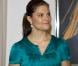Dans la soirée du meercredi 11 novembre, la princesse Victoria a été reçue à dîner par l'ambassadeur de Suède au Kenya et sa famille, à Nairobi. L'occasion de revêtir une robe fluide bleu canard du plus bel effet...