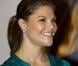 Dans la soirée du meercredi 11 novembre, la princesse Victoria a été reçue à dîner par l'ambassadeur de Suède au Kenya et sa famille, à Nairobi. L'occasion de revêtir une robe fluide bleu canard du plus bel effet...