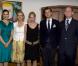 Dans la soirée du meercredi 11 novembre, la princesse Victoria a été reçue à dîner par l'ambassadeur de Suède au Kenya et sa famille, à Nairobi. L'occasion de revêtir une robe fluide bleu canard du plus bel effet...